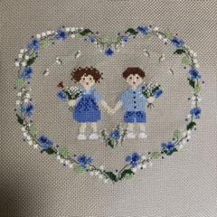 ペレッテサモイロフ四季　額入りクロスステッチ刺繍ハンドメイド４枚組完成品 ペレッテサモイロフ クロスステッチ完成品 春の子供達 - メルカリ