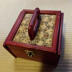 赤い木製小物入れ 花柄蓋付き　鏡付き