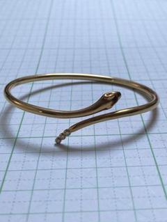 Tiffany & Co. k18 スネークモチーフ バングル ダイヤ3P Tiffany & Co. k18 スネークモチーフ バングル ダイヤ3P - メルカリ