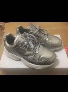 adidas ファルコン スニーカー