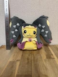 ポンチョを着たピカチュウ　メガクチート　ぬいぐるみ ピカチュウ メガクチートポンチョ - メルカリ