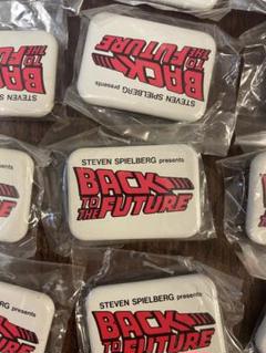 バッジ　200個　BTTF バックトゥザフューチャー バッジ 200個 BTTF バックトゥザフューチャー - メルカリ