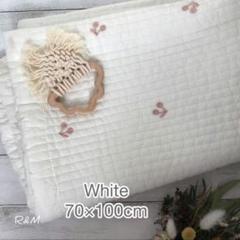 さくらんぼ刺繍 イブル ・ キルティングマット ホワイト 70×100㎝