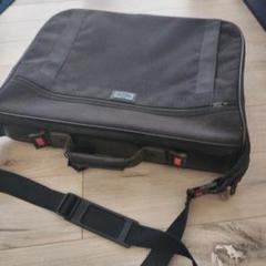 スーツを入れられる旅行用バッグ　鍵付き