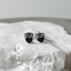 小さなブラックハート樹脂ピアス・ピアス・イヤリング