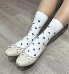 リボン付きクリーム色フラットシューズ