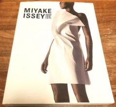 【09302】 ISSEY MIYAKE EXHIBITION 三宅一生展 09302】 ISSEY MIYAKE EXHIBITION 三宅一生展 - メルカリ