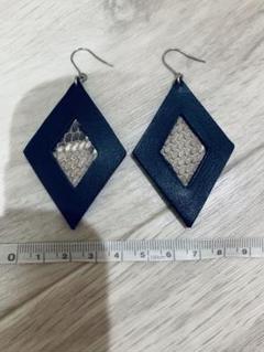 ハンドメイド　レザー　ピアス　ネイビー　パイソン