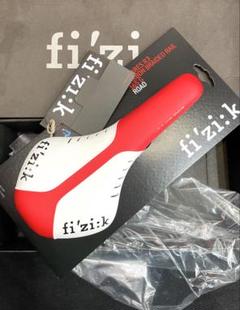 fi'zi:k PARES R3 サドル 165g 赤/白　　箱入り　新品未使用 fi'zi:k PARES R3 サドル 165g 赤/白 箱入り 新品未使用 - メルカリ
