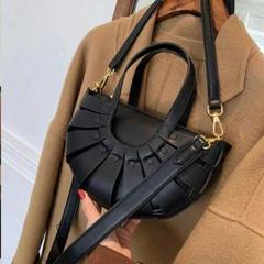 レトロなバッグの女性g