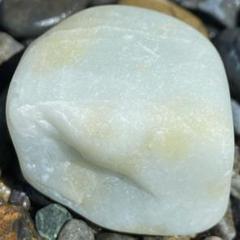 ［透き通る水色の海石］　細かい結晶　上質糸魚川翡翠64g ヒスイ　ひすい 透き通る水色の海石］ 細かい結晶 上質糸魚川翡翠64g ヒスイ ひすい