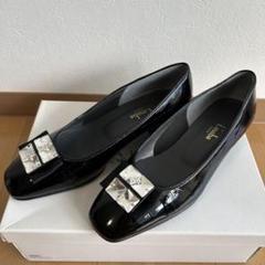 t.inaba ティーイナバベルト付きエナメルパンプス パンプス | t.inaba (Women)/ティー.イナバ | 三越伊勢丹