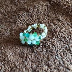 ハンドメイド 花モチーフリング ホワイト グリーン