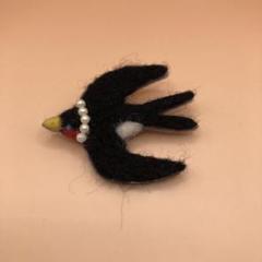 羊毛フェルトツバメのブローチ