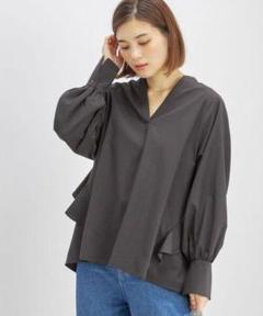 極美品✨定価１.６万❤️　黒　洗える　バック ラッフル スキッパー ブラウス ◇