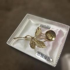 メタリックブローチ