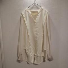 ドゥドゥ　バックボタン袖シアーブラウス