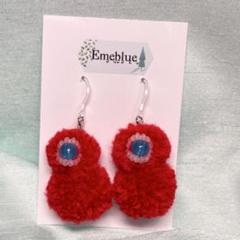 ミャクミャクカラー 赤い雪だるま風ポンポンスタイルのフックピアス Emeblue