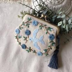 インディゴブルーの装いのがま口ポーチ　手刺繍　ハンドメイド インディゴブルーの装いのがま口ポーチ手刺繍ハンドメイド