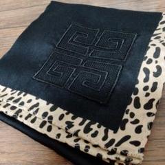 GIVENCHY ジバンシー モノグラム ヒョウ柄 ロゴ ハンカチ 大判 未使用のサムネイル