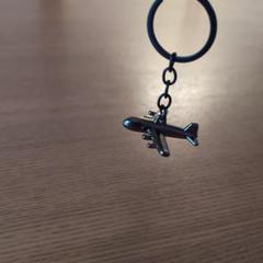 まるで飛んでいるかのような飛行機のキーホルダー ブラックメタル色のサムネイル
