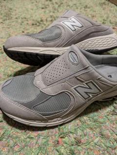New Balance人気の「M2002R」シリーズからエッジの効いた鮮やか