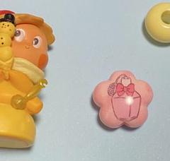 香水のボトルの花型アクセサリー