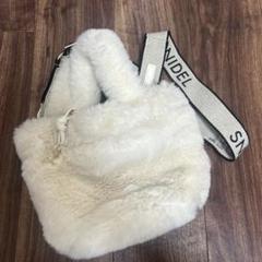 snidel ファーショルダーバッグ　アイボリー SNIDEL（スナイデル）の「ワンショルダーファーバッグ