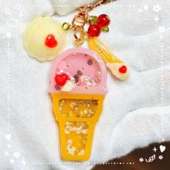 いちごアイスクリーム レジン シャカシャカキーホルダー 35