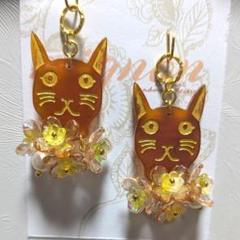 18697…チャーム・手染めお花猫ちゃん(2個)￥520-