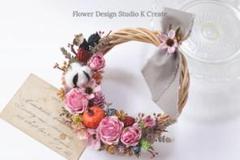 シャビーなピンクの薔薇の秋色リース