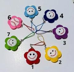 み　ニコちゃん　花型　お守り　ハンドメイド　フエルト　キーホルダー かりん様専用 ミニ花型 ニコちゃん お守り ハンドメイド
