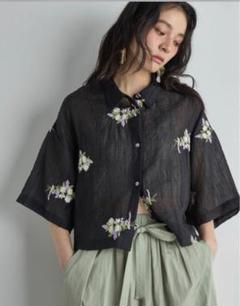 新品未使用　the YOn フラワーエンブロイダリーシアークロップドシャツのサムネイル