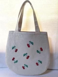 チェリー刺繍トートバッグ　ハンドメイド　しずく型