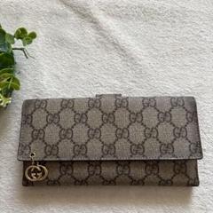 GUCCI インターロッキングG チャーム GGスプリーム Wホック 長財布