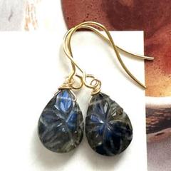 海子☺︎ 1点⭐︎ カービングブルーフローライトピアス 1点作品☺︎ カービングラブラドライトピアス イヤリングに変更