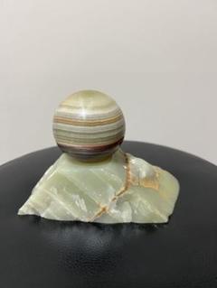 天然石グリーンオニキススフィアと台座置物
