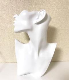 白いマネキン トルソー　アクセサリー　ディスプレイ