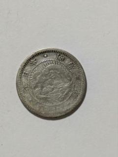 美品　手代り【明瞭縦ウロコ　欠三　欠玉列】　旭日竜10銭銀貨　明治3年　中期 美品 手代り【明瞭縦ウロコ 欠三 欠玉列】旭日竜10銭