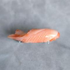 天然石 国産 深海珊瑚 ブローチ 金魚 カービング