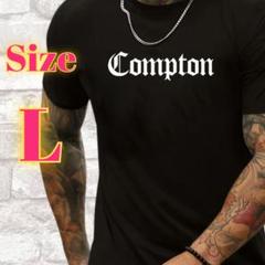 【大人カジュアルに】ComptonロゴTシャツ 黒Lのサムネイル