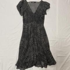 DKNY Vネックパフスリーブひざ丈ワンピース