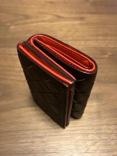 ボッテガヴェネタ　イントレチャート　三つ折りミニウォレット　黒（茶）赤（トマト） ブラックイントレチャート コンパクト 三つ折りウォレット