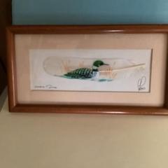 水彩画　　タイトル【　鴨　】鳥の羽に鴨の絵が描かれてます。壁掛け額装　直筆サイン 水彩画タイトル【鴨】鳥の羽に鴨の絵が描かれてます。壁掛け額装
