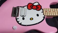 【最終値下げ】ハローキティ　エレキギター Squier ヘッドホンアンプ付 最終値下げ】ハローキティエレキギター Squier ヘッドホンアンプ付