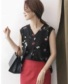 新品タグ付 アーバンリサーチドアーズ ダークフラワーフレンチスリーブブラウス URBAN RESEARCH DOORS ダークフラワーフレンチスリーブブラウス