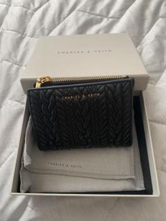 CHARLES & KEITH ブラック二つ折り財布 CHARLES & KEITH オーバル キーチェーンシップウォレット 【再