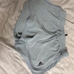 adidas ライトブルー ショートパンツ