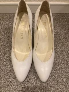 ホワイトパンプス ローズ装飾付き