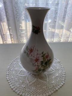 花瓶　白磁に花柄　花器　置物　飾り物